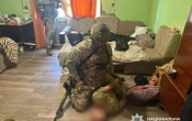 В Ужгороді озброєний чоловік забарикадувався в будинку з дружиною та дитиною: поліцейські провели спецоперацію
