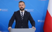 Міністр оборони Польщи заявив, що “зробить все”, щоб змінити рішення Зеленського про присвоєння підрозділу імені “героїв УПА”