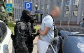 У Києві повідомили про підозру чоловікові, який за $15000 обіцяв допомогти виїхати за кордон