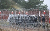 У Польщі на кордоні із Білоруссю мігранти 4 рази закидали поліцейських камінням і гілками