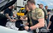 На Донеччині директор БФ допомагав виїжджати чоловікам за кордон під виглядом волонтерів