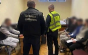 На Прикарпатті судитимуть п’ятьох чоловіків за крадіжки з банківських рахунків 33 українців