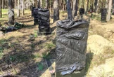 Обмотали чорною плівкою памʼятники українських захисників: новий акт вандалізму окупантів у Старобільську