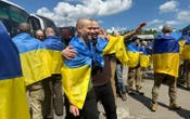 ФотоВ Україну з російського полону повернулись 185 захисників та 1 цивільний