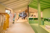 Loja pop-up da Lacoste em Trancoso conecta a marca com o verão brasileiro