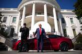 Trump compra carro da Tesla e paga com cheque: 'não pedi desconto'