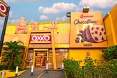 Oxxo e Bauducco transformam lojas em ‘panetone gigante’ para o Natal