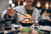 6 franquias para empreender com comida asiática e faturar até R$1 milhão por mês