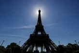 Greve na Torre Eiffel chega ao fim e monumento vai reabrir no domingo