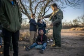 Enquanto Texas e Biden disputam o controle da fronteira, os migrantes seguem atravessando