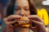 McDonalds inicia hoje venda oficial do McFish em todo o Brasil (e nós já provamos)