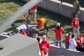 Suspeito de ataque a tiros em Kansas City foi imobilizado por torcedores; veja vídeo