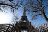 Torre Eiffel é fechada pelo segundo dia seguido por greve de funcionários
