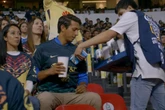 Pagamento via camisa de time? Corona aposta em tecnologia e vê alta das vendas nos estádios