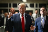 Trump se compara a Navalny por problemas jurídicos e evita criticar Putin