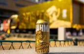 Brahma marca presença no Carnaval carioca com troféu especial e caminhão dourado com latas especiais