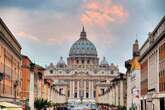 Vaticano condena cardeal de alto escalão à prisão por fraude financeira; entenda