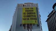 Greenpeace despliega pancarta gigante en Madrid: “Frenar el cambio climático salva vidas”