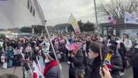 Seguidores del presidente de Corea del Sur se concentran frente al Centro de Detención donde se encuentra detenido