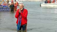 El primer ministro de la India se baña en las aguas sagradas durante el festival hindú Kumbh Mela