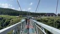 Puente de cristal de Dashbashi, joya turística de Georgia, cruza cañón a 280 metros de altura