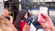 Laura Pausini promociona su nueva canción, “Ciao”, a bordo de un bus en Madrid