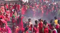 Las mujeres de Nepal casadas y solteras celebran el festival Teej