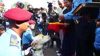 La Policía de Nepal realiza una ofrenda de culto a los perros durante el festival hindú de Tihar