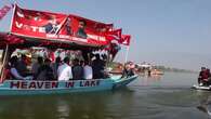 Mitin político en el lago Dal de la Cachemira india