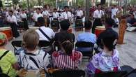 Los tripulantes del buque escuela de la armada japonesa ofrecen un concierto en Valencia