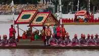 Celebran el 72 cumpleaños del rey de Tailandia con una procesión por el río Chao Phraya