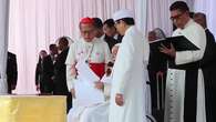 El papa ante el 'túnel de la amistad' entre la mezquita y la catedral en Yakarta