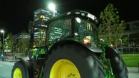 Un tractor recorre las calles de Madrid para poner en valor a miles de agricultores y ganaderos