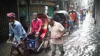 Fuertes lluvias inundan calles y paralizan la vida en la capital de Bangladés