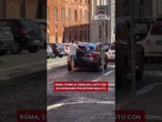 Roma, entra nella Ztl coprendo la targa dell'auto con un passeggino