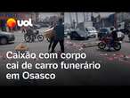 Caixão com corpo cai de carro funerário e atrapalha trânsito em Osasco; veja vídeo