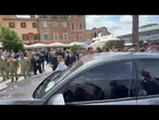 2 giugno, Meloni incontra paracadutista dopo mancato lancio causa vento forte: Ci rifaremo