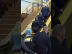 Si ferma la scala mobile mentre arriva Trump
