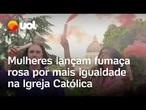 Mulheres protestam com fumaça rosa por mais igualdade na Igreja Católica