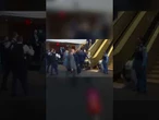 Escada rolante para de funcionar durante a chegada de Donald Trump e Melania; veja vídeo do momento