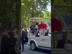 León XIV ha parado el papamóvil para bendecir a un bebé