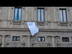 Il lenzuolo bianco fuori da Palazzo Marino a Milano per l'iniziativa 50 000 sudari per Gaza