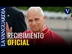 Los Reyes y Sánchez reciben con una cálida bienvenida al Pontífice en Barajas