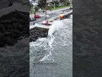 Drone registra força da maré alta no litoral de Santos em SP