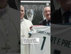 Así recibió Florentino al papa León XIV en el Bernabéu, con camiseta del Madrid incluida