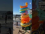 CALDO ESTREMO ANCHE A GAZA: FOLLA IN SPIAGGIA, SULLO SFONDO LE MACERIE