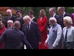 Brigitte Macron si aggrappa a Trump per non scivolare durante foto di gruppo al G7