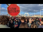 Répression de la communauté LGBTQ : des milliers de Hongrois bloquent le pont Elisabeth à Budapest