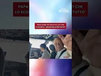 Papa Leone XIV saluta il jet che lo scorta dalla cabina di pilotaggio