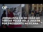 Jornalista cai de cara no chão ao tentar pegar bola lançada por presidente mexicana